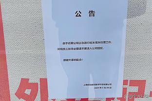 笑逐颜开！巴萨主席拉波尔塔乘车离开时不断向球迷鼓掌&竖大拇指